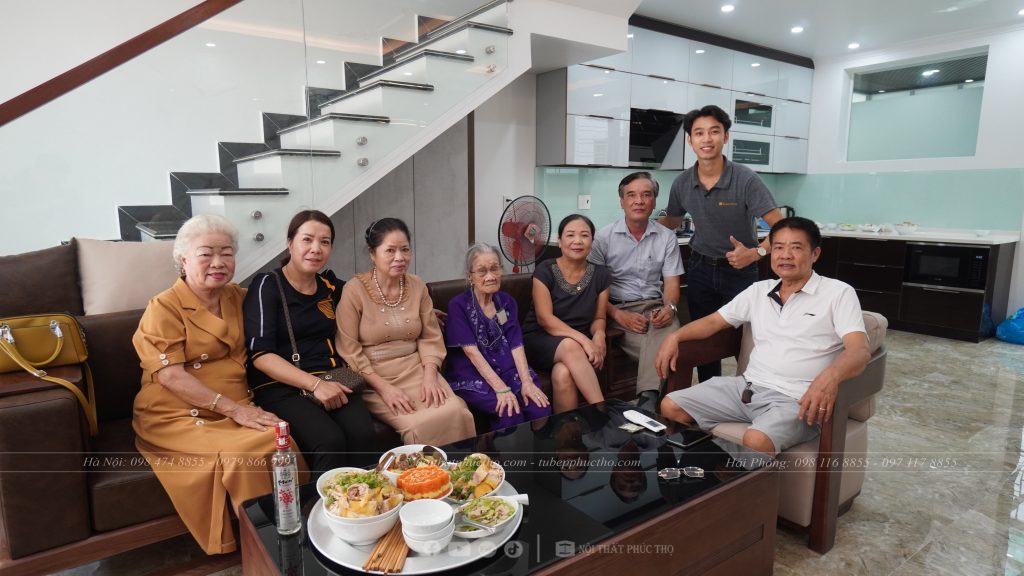Ekip Nội Thất Phúc Thọ chụp ảnh kỷ niệm cùng gia đình chú Hiến 