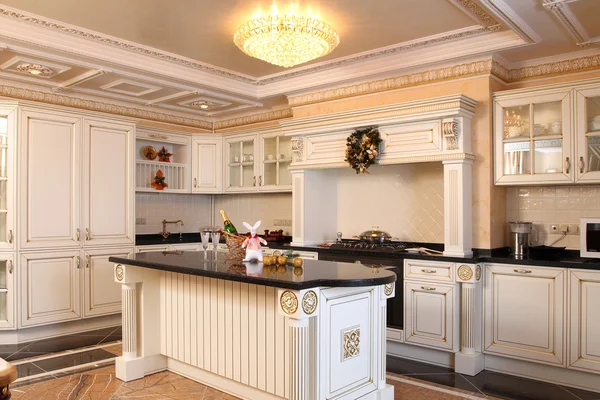 Mặt đá tự nhiên tạo điểm nhấn cho không gian bếp